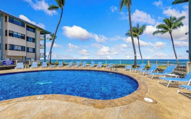 Kona Reef F2 Charming Oceanfront Condo for 4!