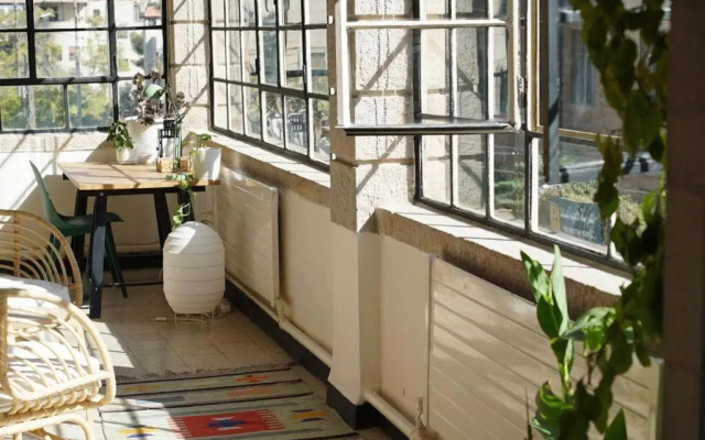 Inspiring 3Bed Unit with Sunny Balcony & Fireplace