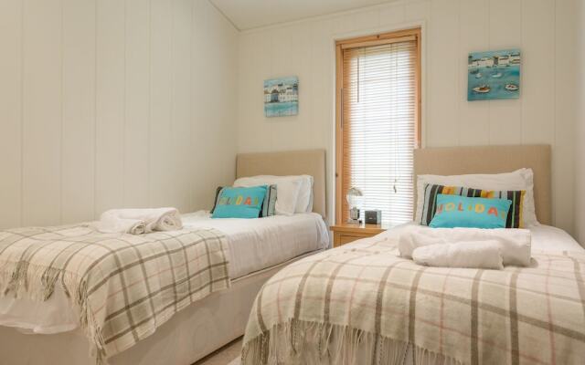5 Lake View, Looe