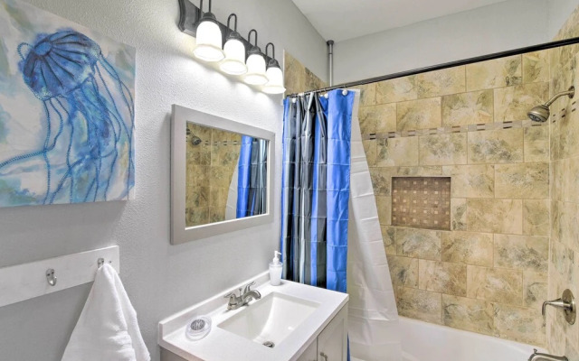Convenient Apt w/ Golf Carts & Grill Access!