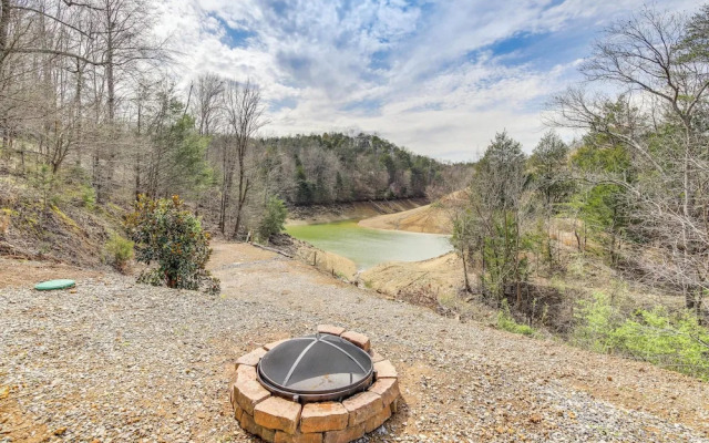 Waterfront Dandridge Cabin, 24 Mi to Pigeon Forge!