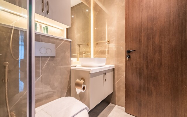 Modern DT Escape1BR with Upscale Comfort