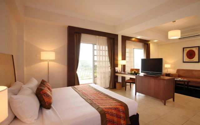 Flamingo Hotel by The Lake