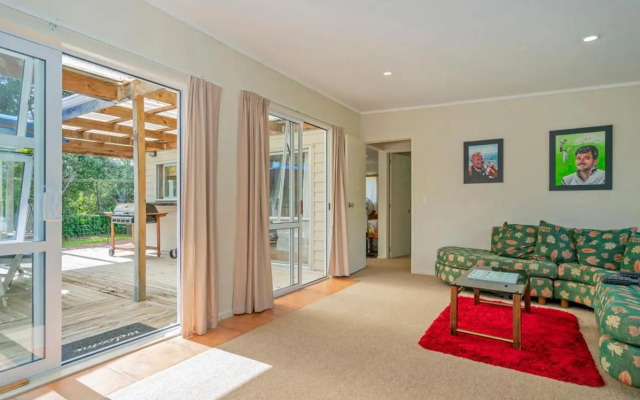 Oysters Retreat - Cooks Beach Holiday Home