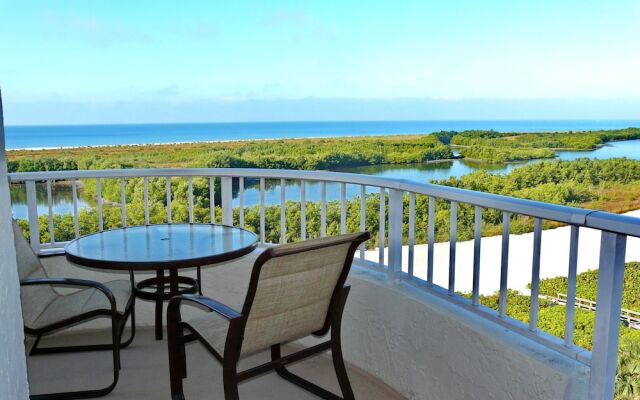 Beachfront Condo With Pool and Dazzling Ocean View