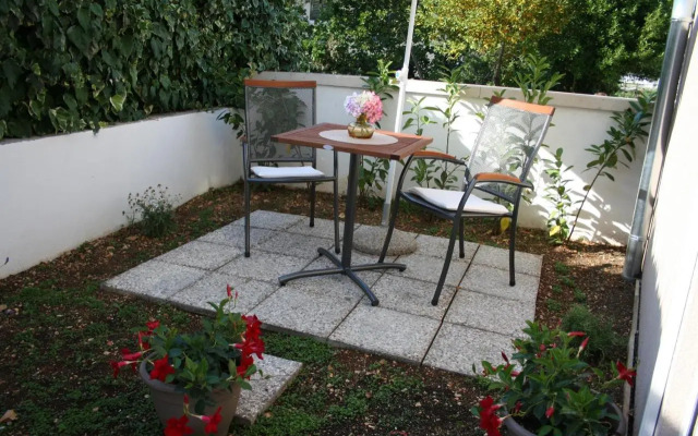 Room with garden