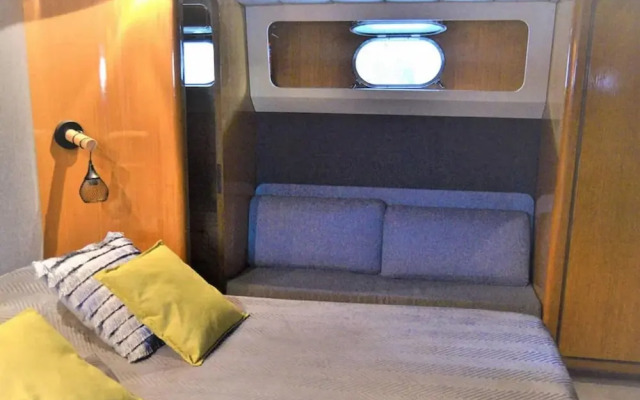 Attractive Yacht With Roof Terrace