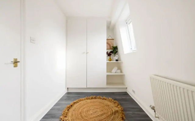 Stylish 2 Bedroom Apartment - Shepherd s Bush