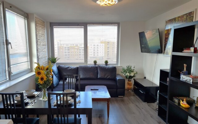 2 bedroom Central Flat with Parking