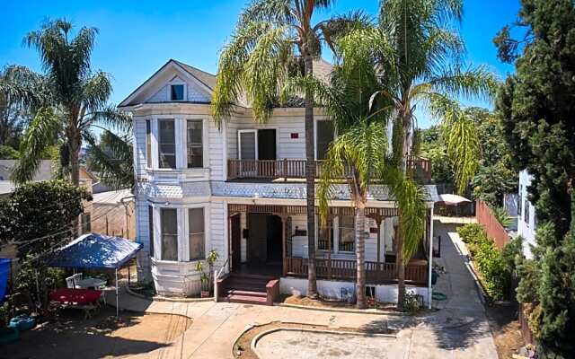 Mariachi Plaza Hotel