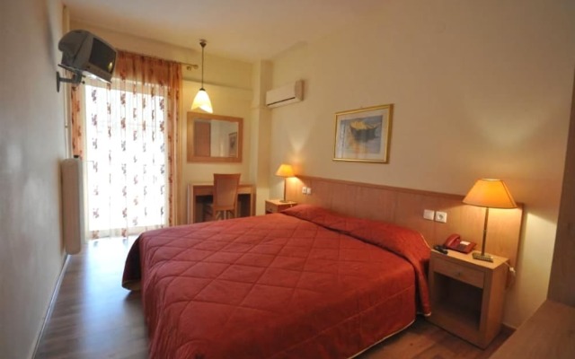 Saronis Hotel