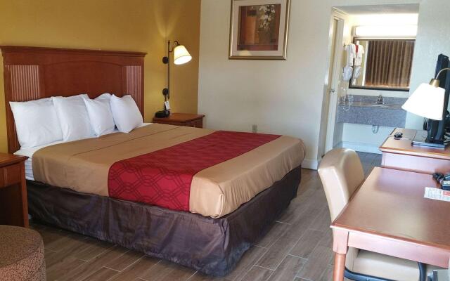 Econo Lodge Byron near Historic District - Warner Robins