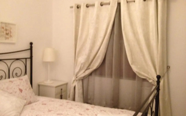 White & Grey House (39721/AL)