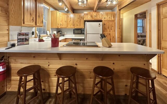 Chipmunk Lodge 2 Bedroom Home by NW Comfy Cabins by RedAwning
