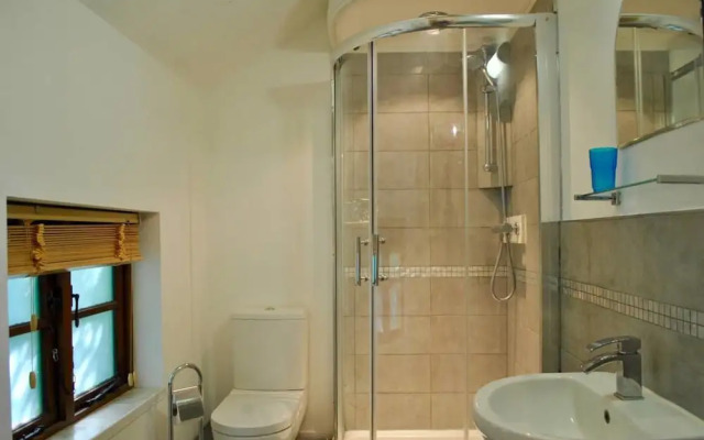 Squirrel Barn. Hi-spec. Hot tub & Wifi. Sleeps 14