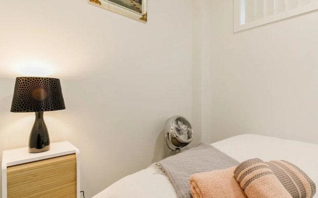 A Comfy Spot Adjacent to Sky Tower 12C