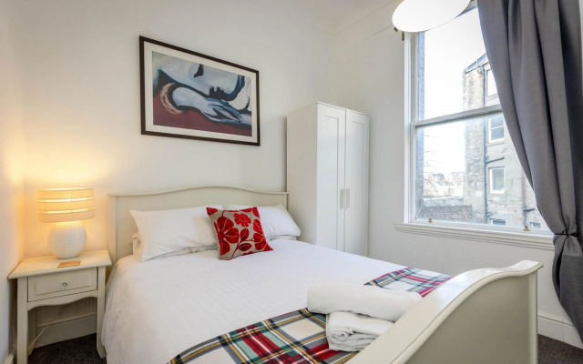 3 BEDROOM EDINBURGH VICTORIAN APARTMENT-6 Beds-Free Street Parking