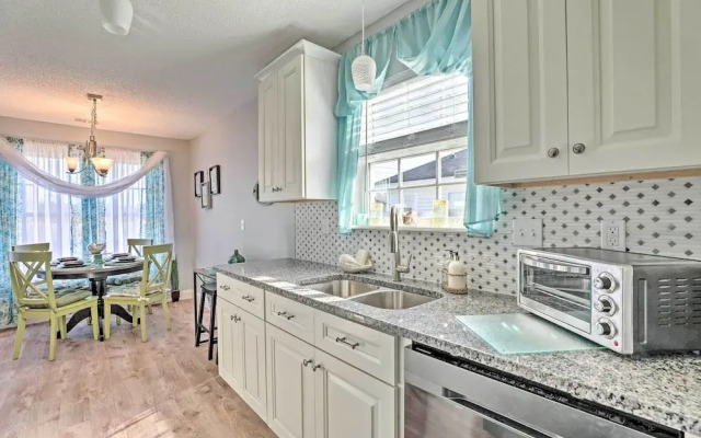 Beach-themed Retreat: 10 Mi to Downtown Charleston