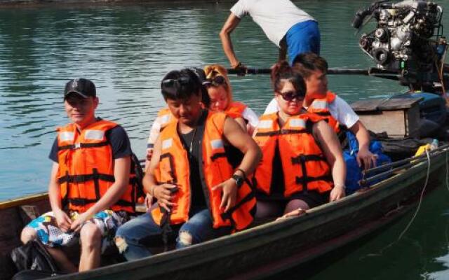 Praiwan Raft House