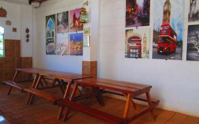 Big Ralph's Hostal & Restaurant