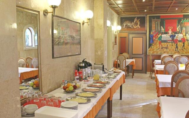 Apartments and rooms Eugenia