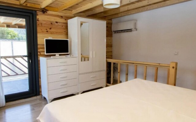 Villa With Pool Jacuzzi and Backyard in Inlice