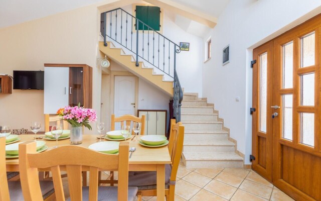 Awesome Home in Liznjan With Wifi and 2 Bedrooms