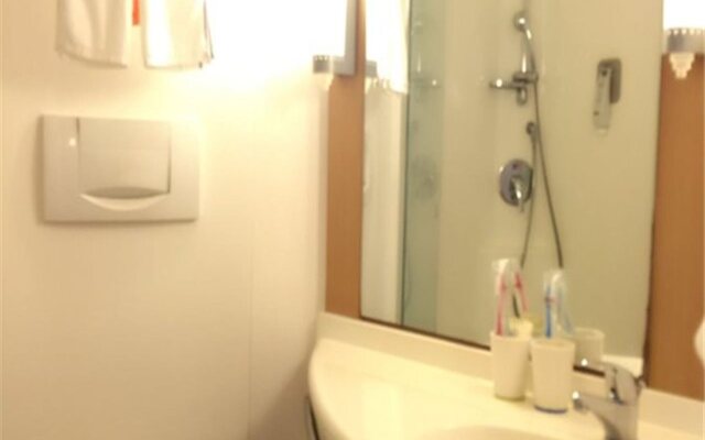 Hanting Guangzhou Baiyun Station Huangshi West Rd