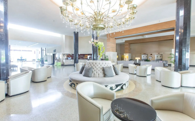 Sherry Frontenac Oceanfront Hotel