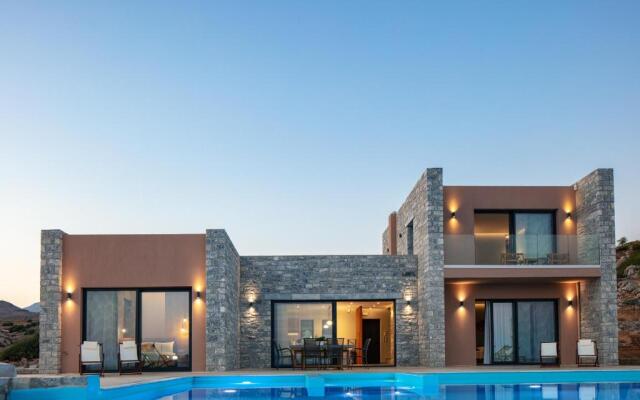 Seafront elegant villa, with infinity pool & devine views!