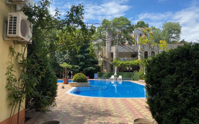 Studio Anita Complex B16