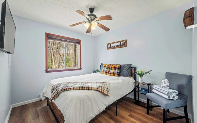 Stylish Renovated Home Open Layout, Coffee Bar + Near Hiking & Waterfalls