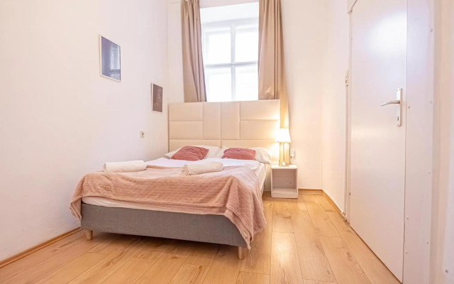 Comfortable 2BR Apt. Central and Well Connected