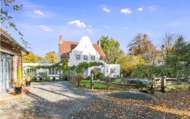 Pretty country family home- dog friendly.