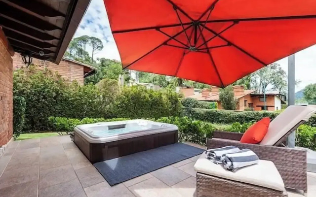 Incredible Property with Huge Garden and Pool!