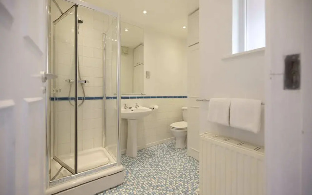 Chiswick Townhouse with Garden & Parking