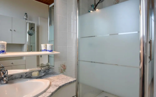Classic Holiday Home in Saint Nic-Pentrez with Fenced Garden
