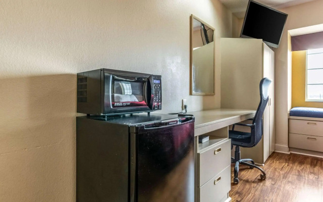 Econo Lodge Inn & Suites Evansville