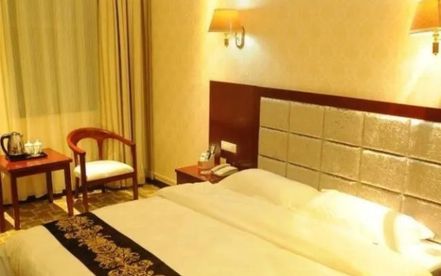 Yichuan Longsheng Business Hotel
