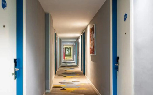 Shanghai Hongqiao International Exhibition Center  99 Xinbiao Selected Hotel
