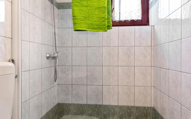 Beautiful Apartment in Jasenice Near Sea