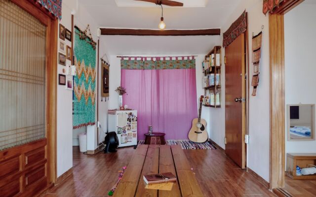 Shanti Shanti Guest House - Hostel