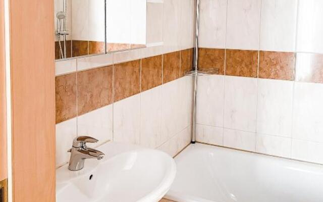 Schöne Wohnung, eigene Terrasse, privater Parkplatz, Wi-Fi, Waschmaschine, 3P