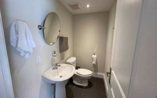 Cozy Downtown Condo Suite