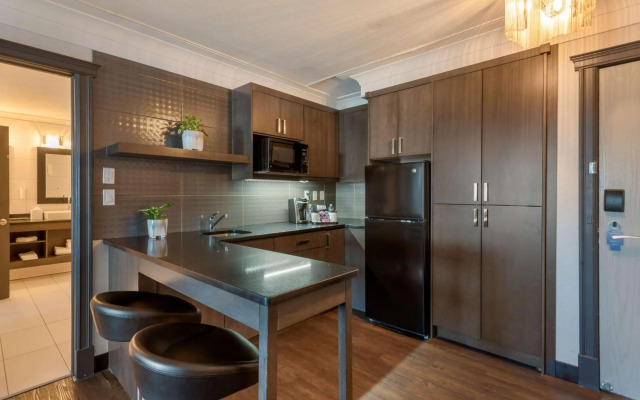 Best Western Plus Village Park Inn