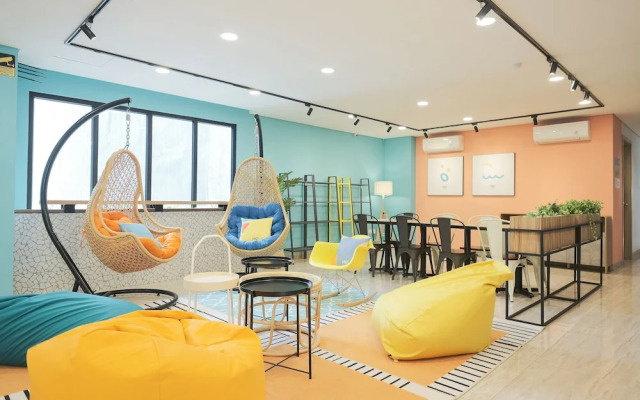 RedDoorz Premium near CBD Puri Indah