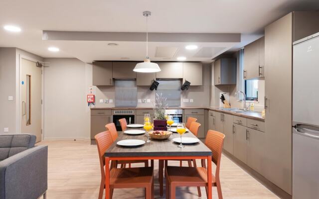 Spacious New 6BR Apartment in City Centre -sleeps6