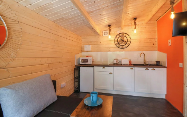 Log Cabin - Amber Glow