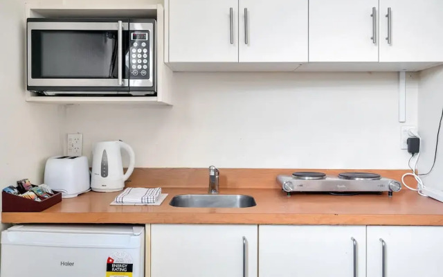 Compact & Budget City Apartment with Air-con