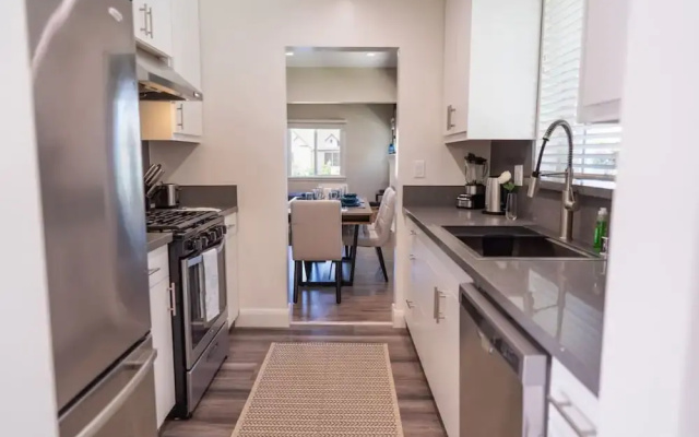 Remodeled 3BR House w Hot Tub Fenced Yard p58
